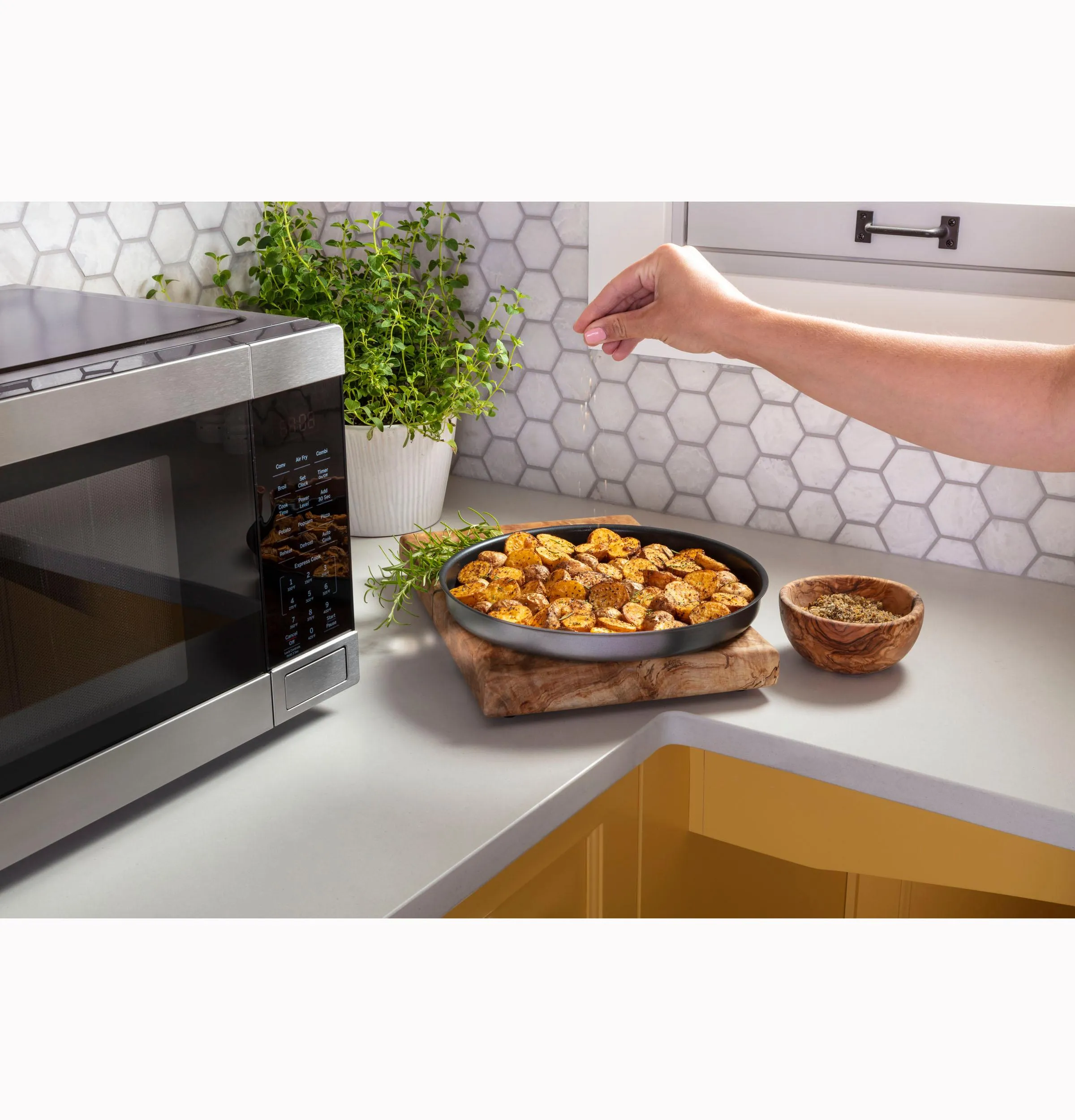 GE® 1.0 Cu. Ft. Capacity Countertop Convection Microwave Oven with Air Fry